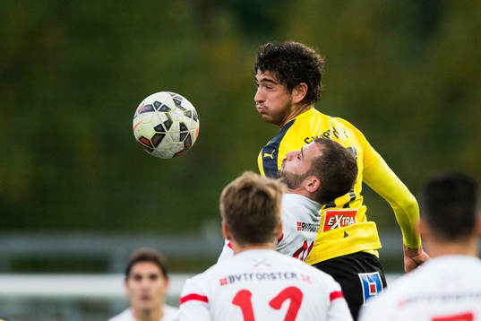 Mjällbys Lukas Grill i en nickduell med Assyriskas Mattias