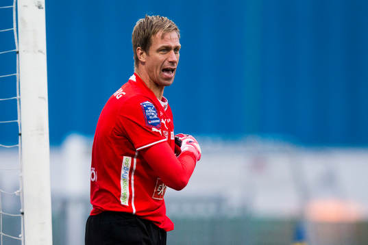 Mjällbys målvakt Mattias Asper reagerar