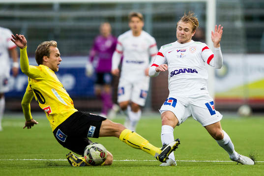 Mjällbys Jesper Gustafsson stoppar Assyriskas Christoffer