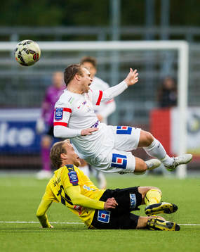 Mjällbys Jesper Gustafsson stoppar Assyriskas Christoffer