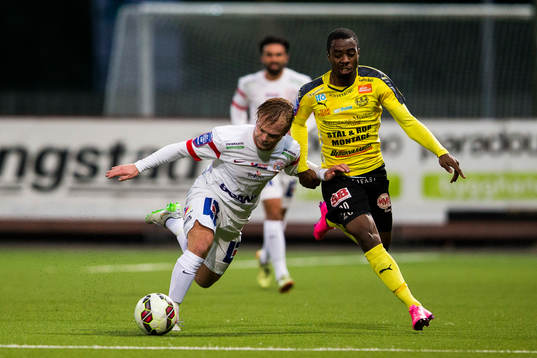 Assyriskas Christoffer Brandeborn i kamp om bollen med