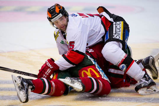 Örebros Henrik Löwdahl över Frölundas Mats Rosseli Olsen