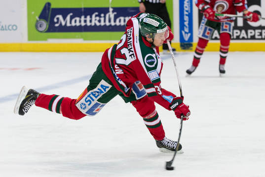 Frölundas Lukas Bengtsson skjuter ett skott