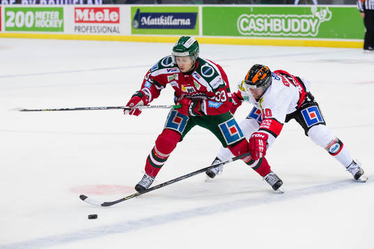 Frölundas Elias Fälth i kamp om pucken med Örebros