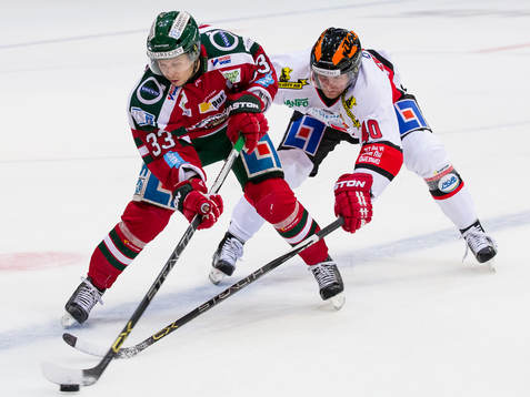Frölundas Elias Fälth i kamp om pucken med Örebros