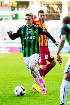 GAIS Adam Eriksson tar sig förbi Syrianskas Daniel