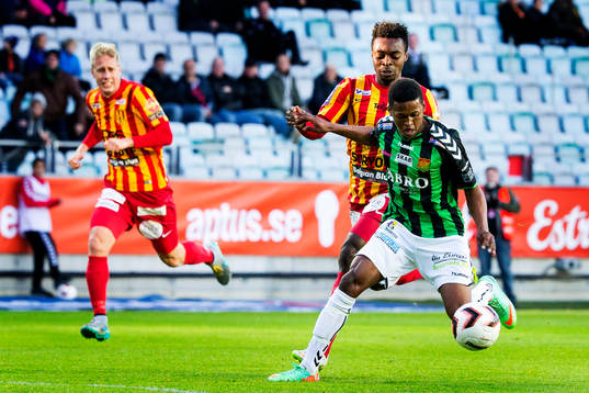 GAIS Luther Singh tar sig förbi Syrianskas Success