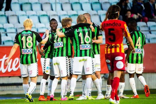 GAIS Kieron Cadogan gör 1-0 och grattas