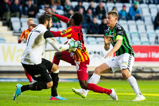 Syrianskas målvakt Dejan Garaca tar bollen. Syrianskas