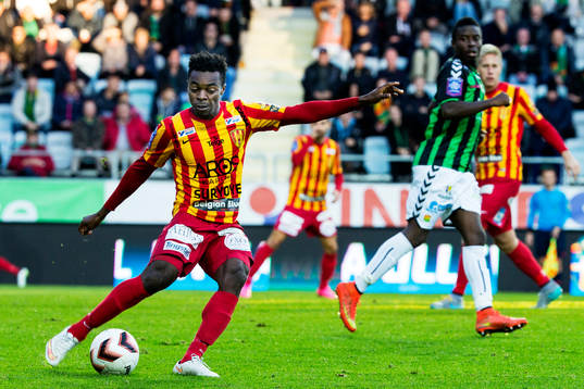 Syrianskas Success Chimankpa Nwosu spelar upp bollen