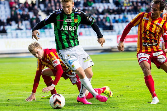 GAIS Adam Eriksson tar sig förbi Syrianskas Viktor