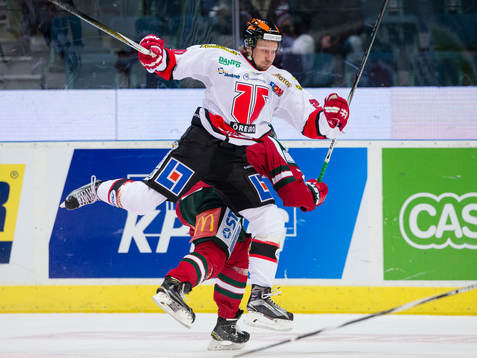 Örebros Marcus Weinstock tacklar Frölundas Henrik