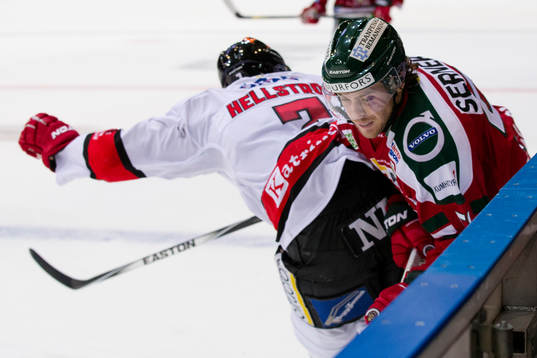 Örebros Alexander Hellström tacklar Frölundas Mats