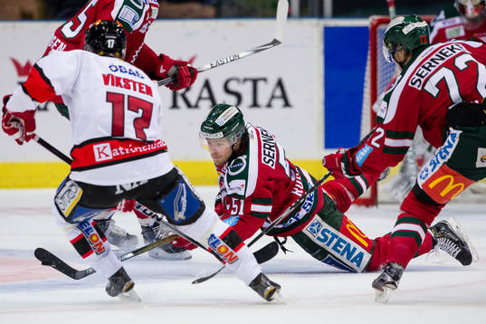 Frölundas Mats Rosseli Olsen slänger sig och slår ut