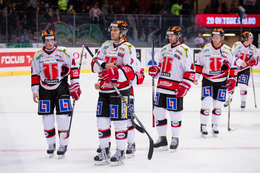 Örebros fr.v Joel Mustonen och Alexander Hellström deppar
