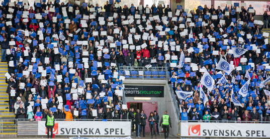 Eskilstuna United supportrar på läktaren innan