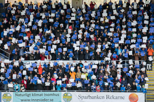 Eskilstuna United supportrar på läktaren innan