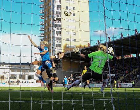 Eskilstuna Uniteds Olivia Schough och KGFC,s målvakt