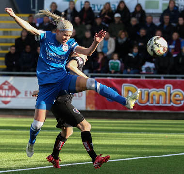 Eskilstuna Uniteds Olivia Schough i kamp om bollen