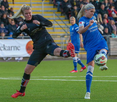 Eskilstuna Uniteds Olivia Schough testar ett volleyskott