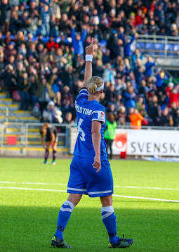 Eskilstuna Uniteds Sara Thunebro har gjort 1-0 och