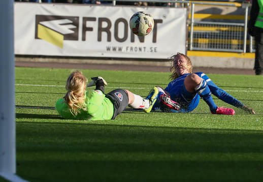 Eskilstuna Uniteds Sofie Persson och KGFC,s målvakt