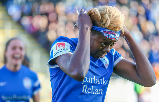 Eskilstuna Uniteds Gaelle Enganamouit drar på sig en