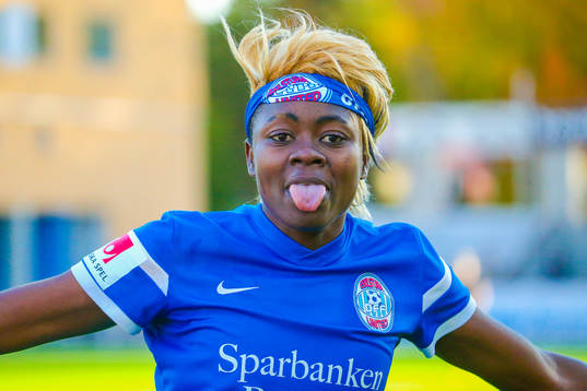 Eskilstuna Uniteds Gaelle Enganamouit räcker ut tungan