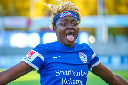 Eskilstuna Uniteds Gaelle Enganamouit räcker ut tungan