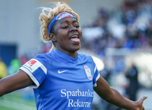 Eskilstuna Uniteds Gaelle Enganamouit räcker ut tungan