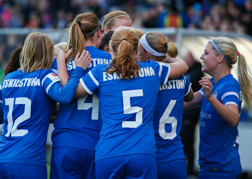 Eskilstuna United firar Gaelle Enganamouit 2-0 mål i