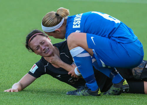 Eskilstuna Uniteds Sara Thunebro hjälper en KGFC,s spelare