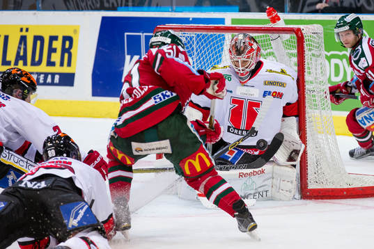 Örebros målvakt Henrik Lundberg räddar ett skott från