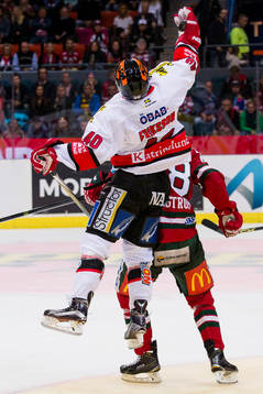 Örebros Anders Eriksson hoppar och fångar pucken