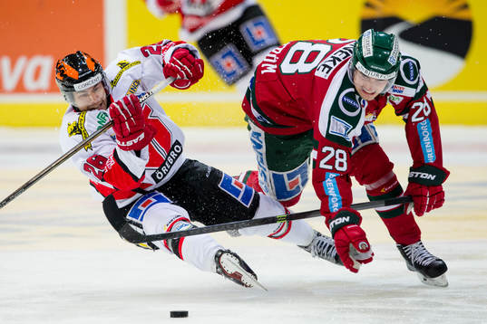 Örebros Greg Squires faller