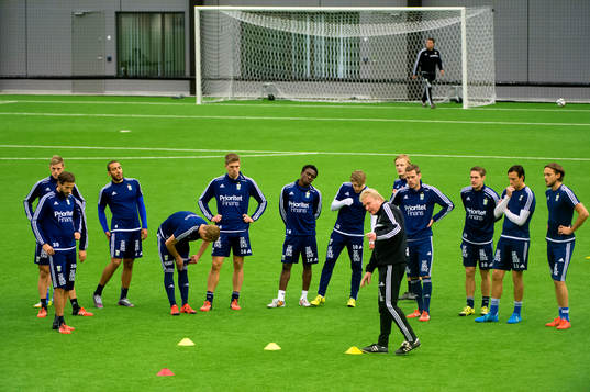 Laget lyssnar på tränare Jörgen Lennartsson