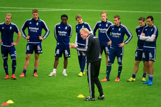 Laget lyssnar på tränare Jörgen Lennartsson