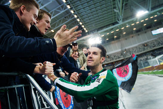 Helsingborgs målvakt Matt Pyzdrowski jublar med publiken