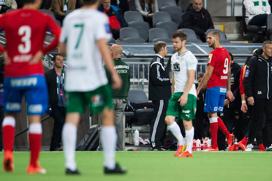Helsingborgs Robin Simovic får lämna planen