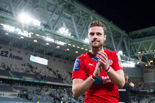 Helsingborgs Arnór Smárason jublar med publiken