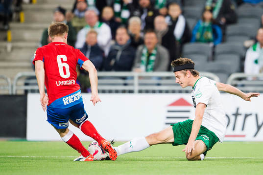 Hammarbys Jakob Orlov med en brytning framför Helsingborgs