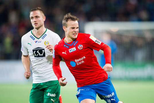 Helsingborgs Anton Wede passerar Mats Solheim