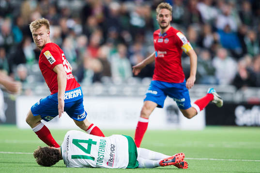Helsingborgs Johan Mårtensson passerar Hammarbys Fredrik