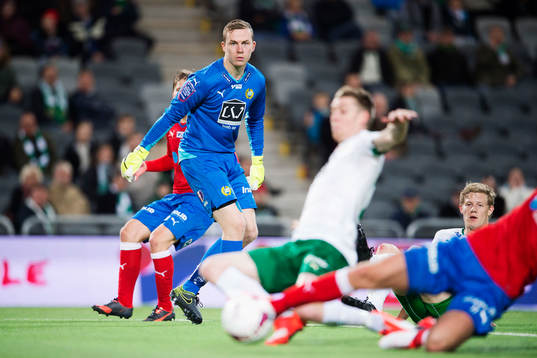 Hammarbys målvakt Ögmundur Kristinsson följer spelet