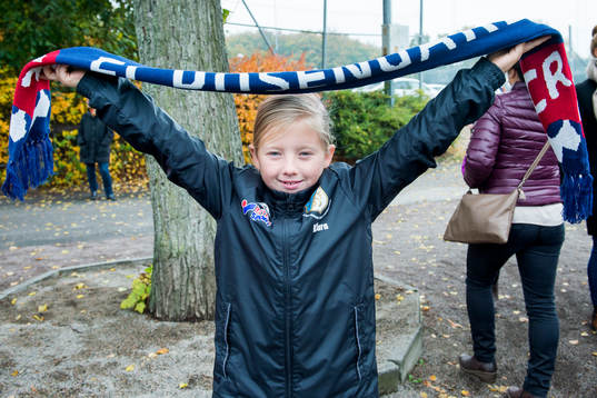 En ung Rosengårdssupporter med halsduk