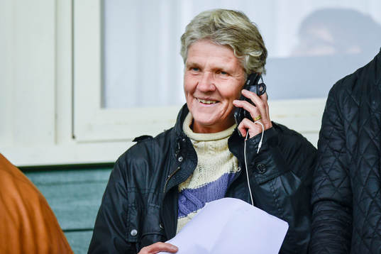 Sveriges förbundskapten Pia Sundhage på läktaren