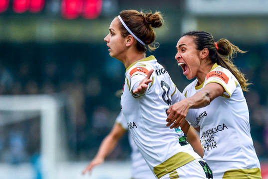 Rosengårds Natasa Andonova och Marta Viera Da Silva jublar