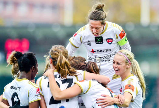 Rosengårds Lina Nilsson jublar med lagkamraterna