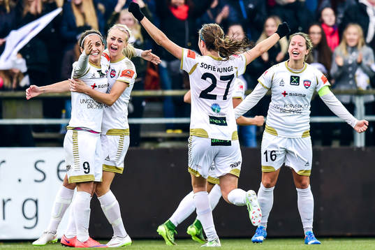 Rosengårds Natasa Andonova jublar med Alexandra Riley ,