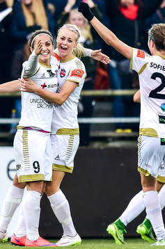 Rosengårds Natasa Andonova jublar med Alexandra Riley